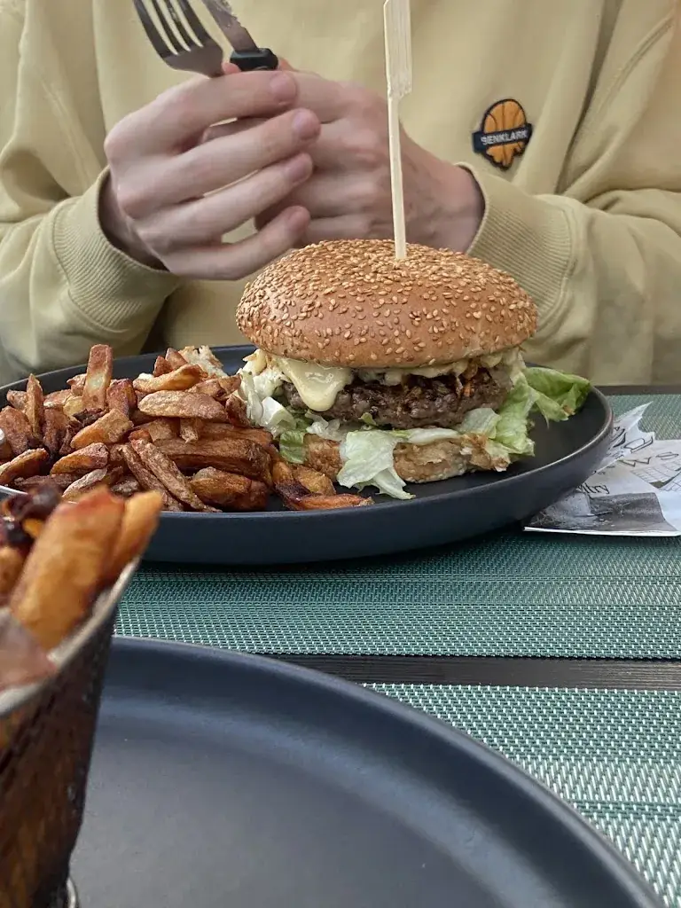 Canelle Conte_Chez Brooke_Saint-Estève_review