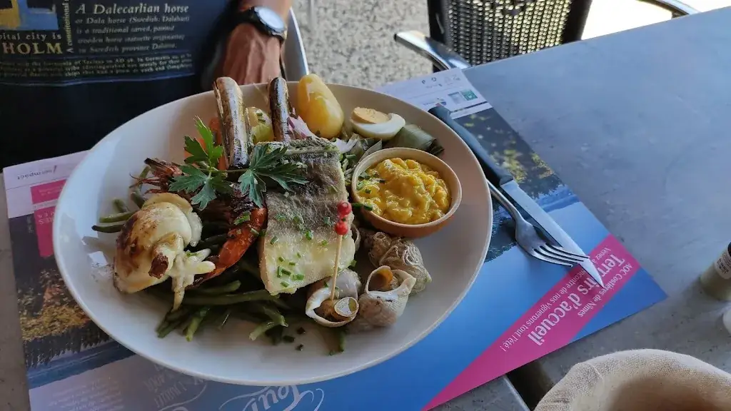 Madie Noelle Lustig_Bar Restaurant Le 86_Saint-Gervasy_review