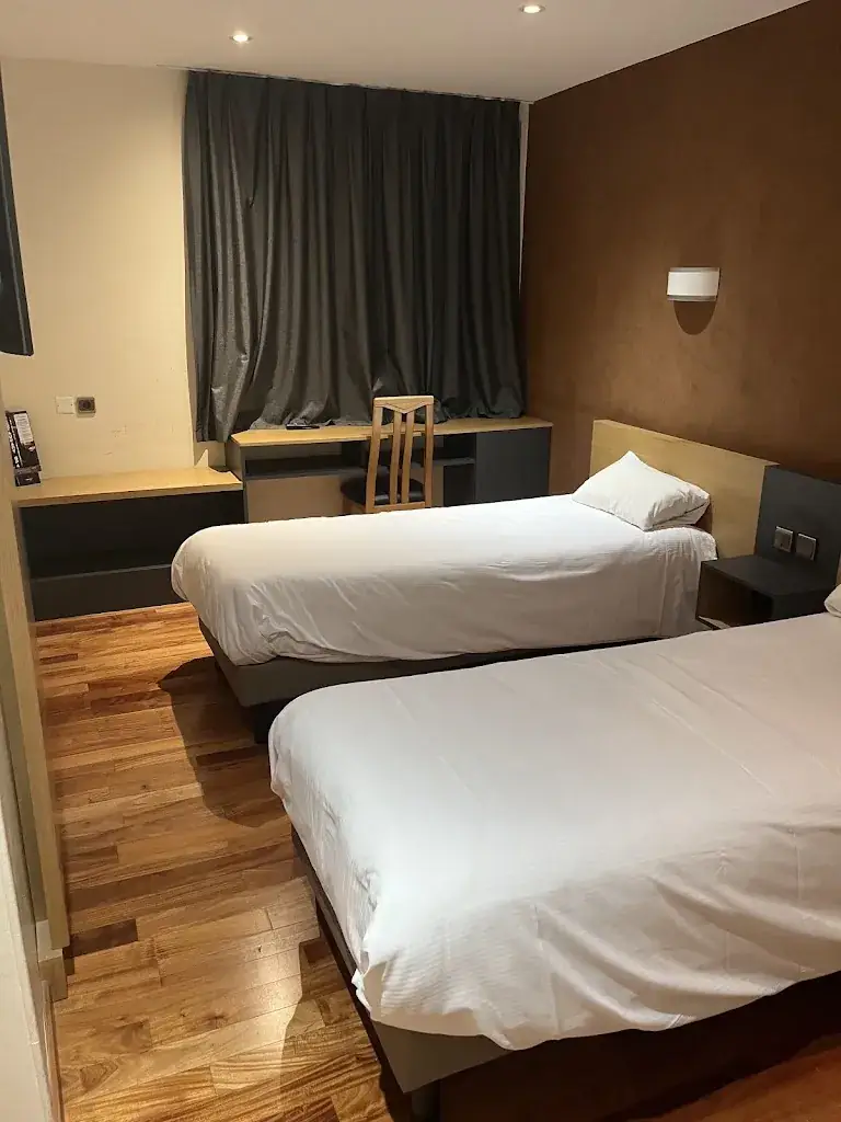 hisham abu rashed_Hotel du Commerce_Saint-Gaudens_review