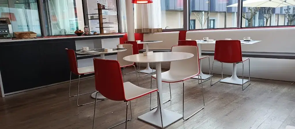 Hilal Khattak_Hotel du Commerce_Saint-Gaudens_review