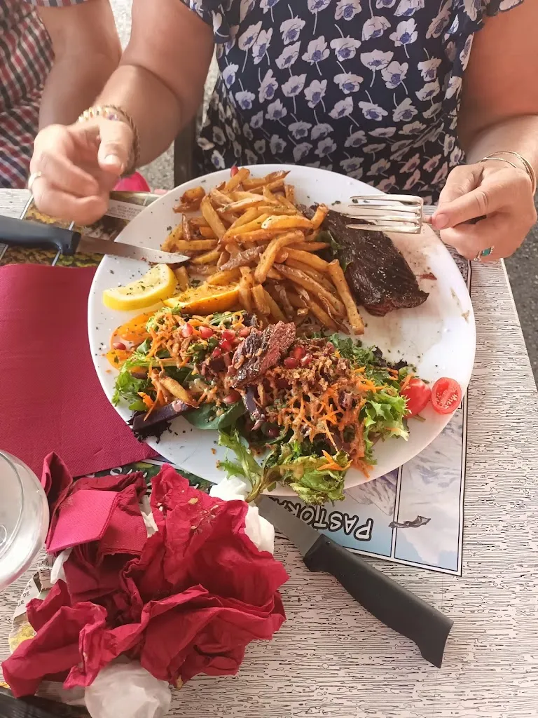 Isabelle Isabelle_Bar L'Arcadia Brasserie_Saint-Girons_review