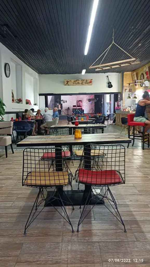 Alan Saunders_La Pause Du Port_Saint-Gilles_review