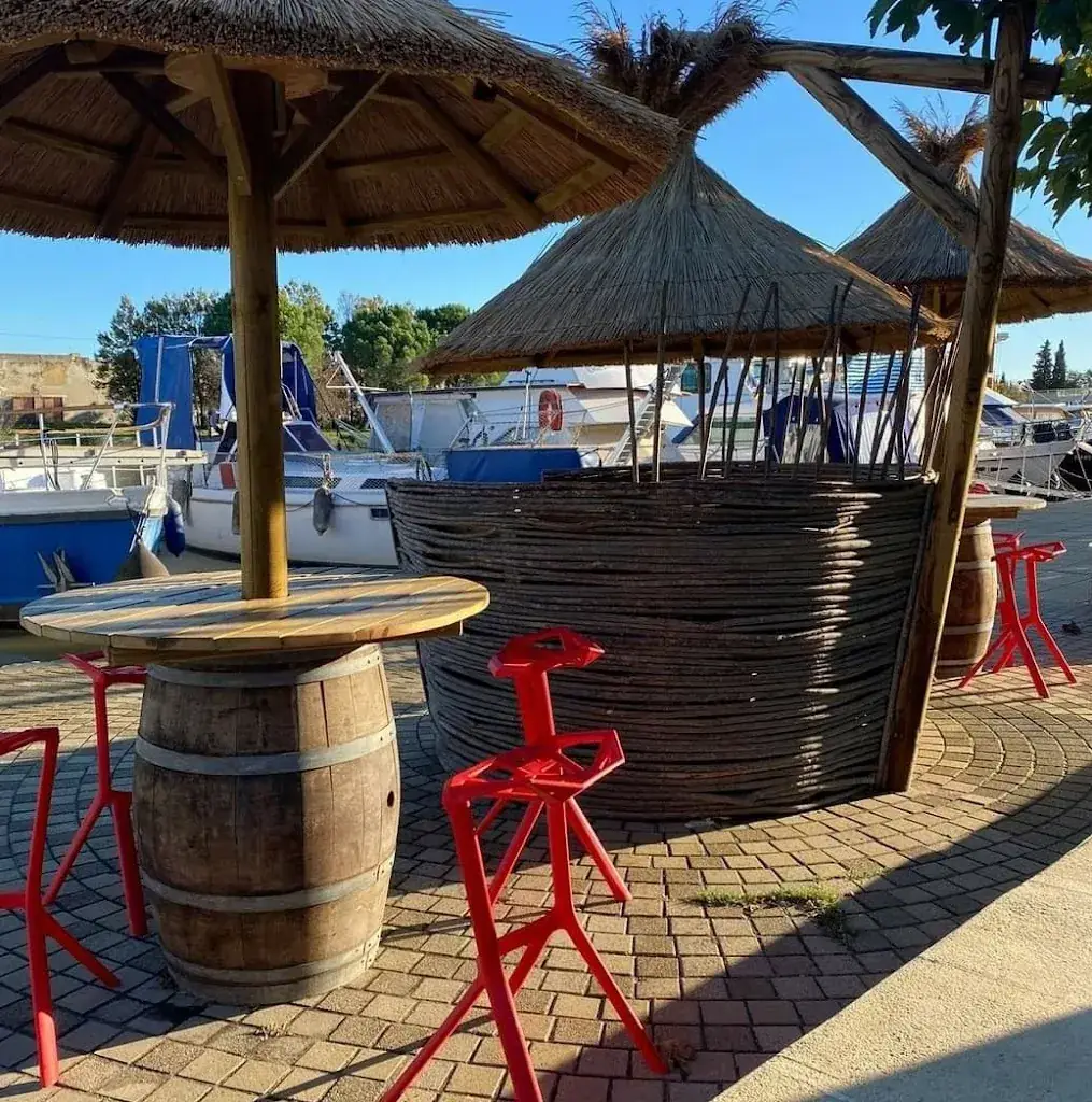 La Pause Du Port restaurant in Saint-Gilles