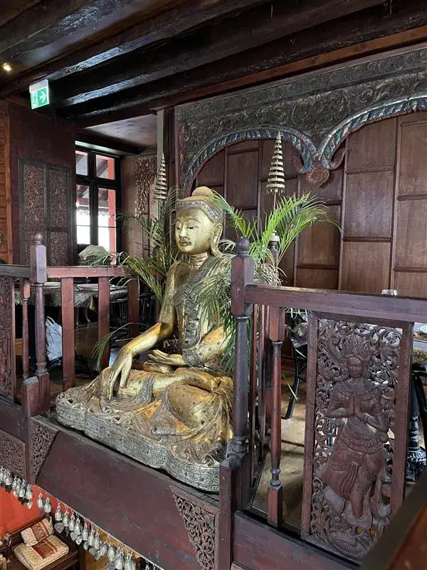 LINDA SEL_Na Village_Genève_recensione