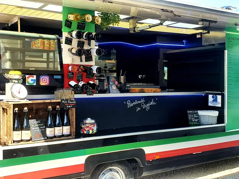 LA PIZZAIOLA TRE restaurant in Saint-Julien-de-Peyrolas