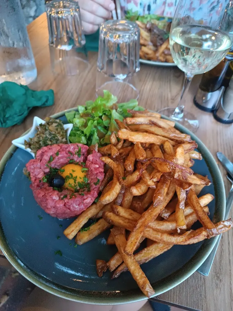 Charlotte Rivette_La vieille maison_Rochemaure_review