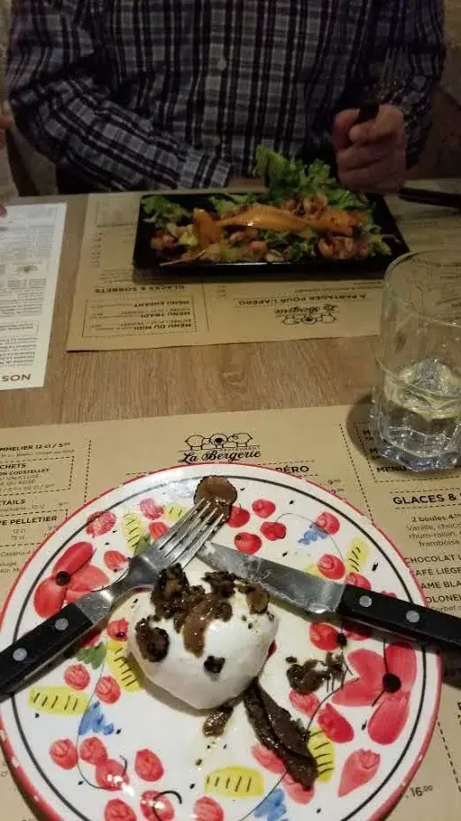 B. Button_LA BERGERIE_Maubec_review