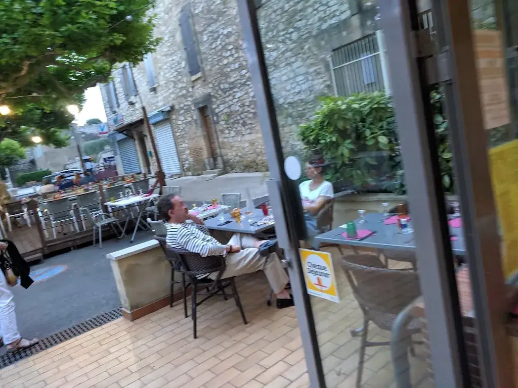 Eddie Mikell_L' Industrie_Saint-Victor-la-Coste_review