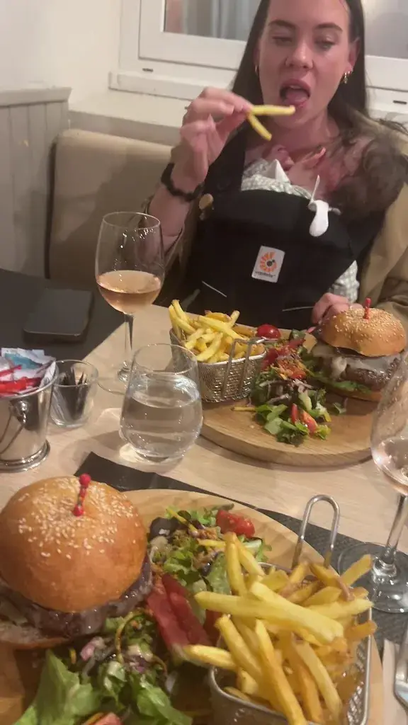 Georgina Conlan_L' Industrie_Saint-Victor-la-Coste_review