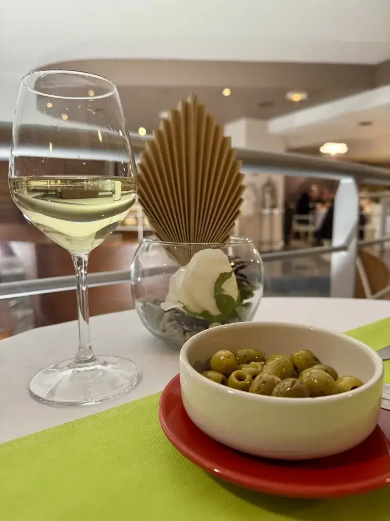 Anne-Sophie Uk_Le Globe_Saleilles_review