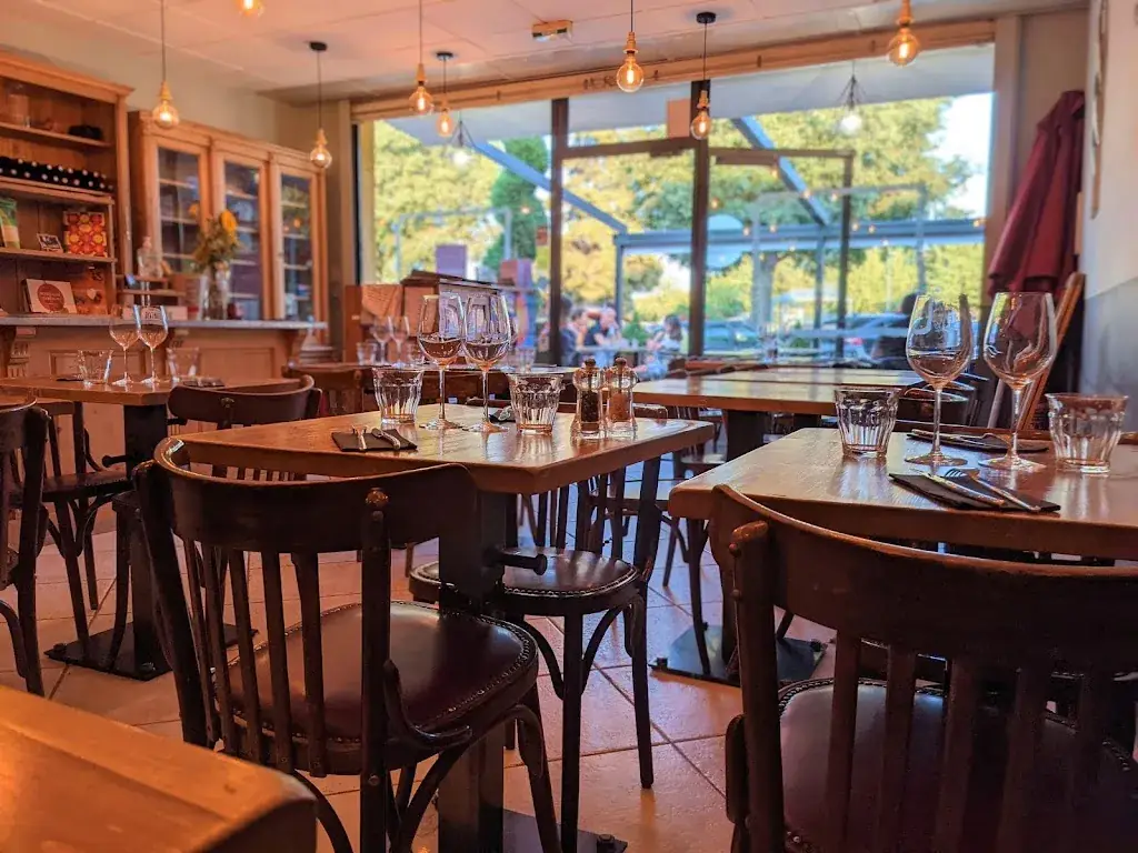 Du Pain sur la Planche restaurant in Maubec