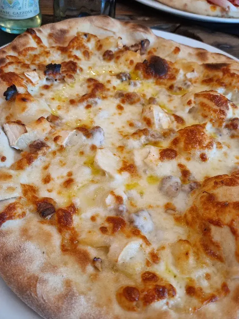 Pizzeria Trattoria Mona Lisa_Maubec_slider_image_2