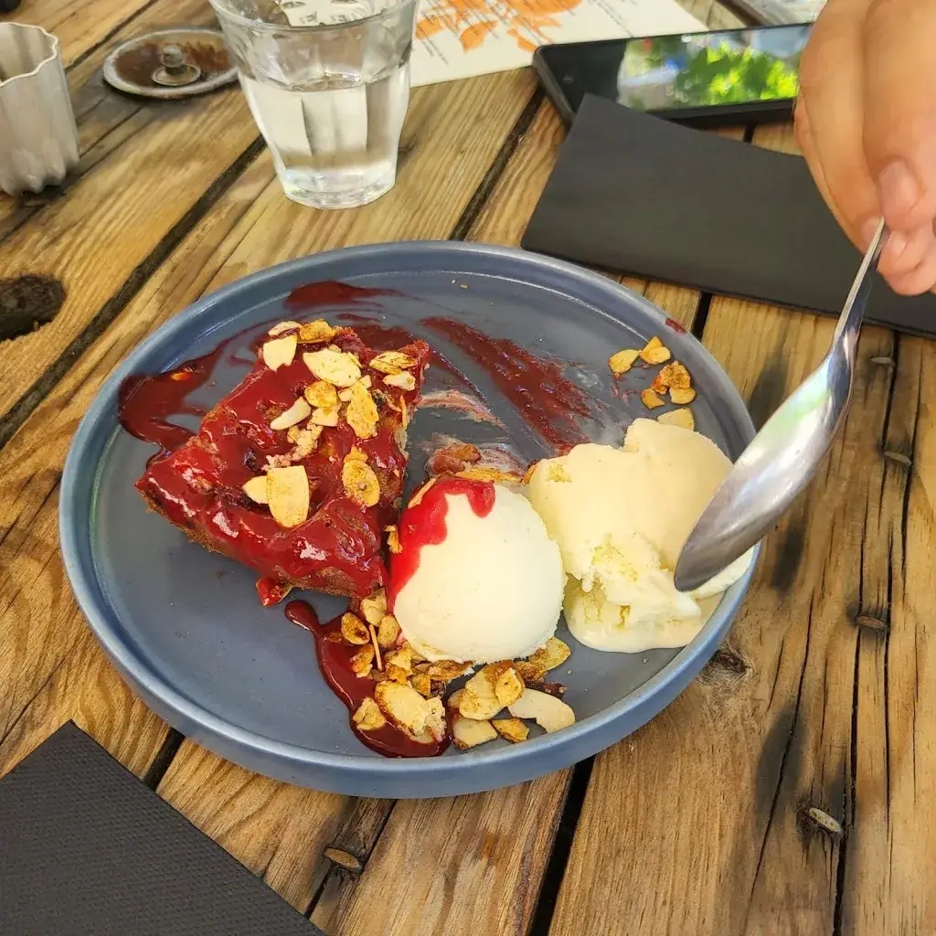 Daniela Houčková_Au Bon Jaja_Sauve_review