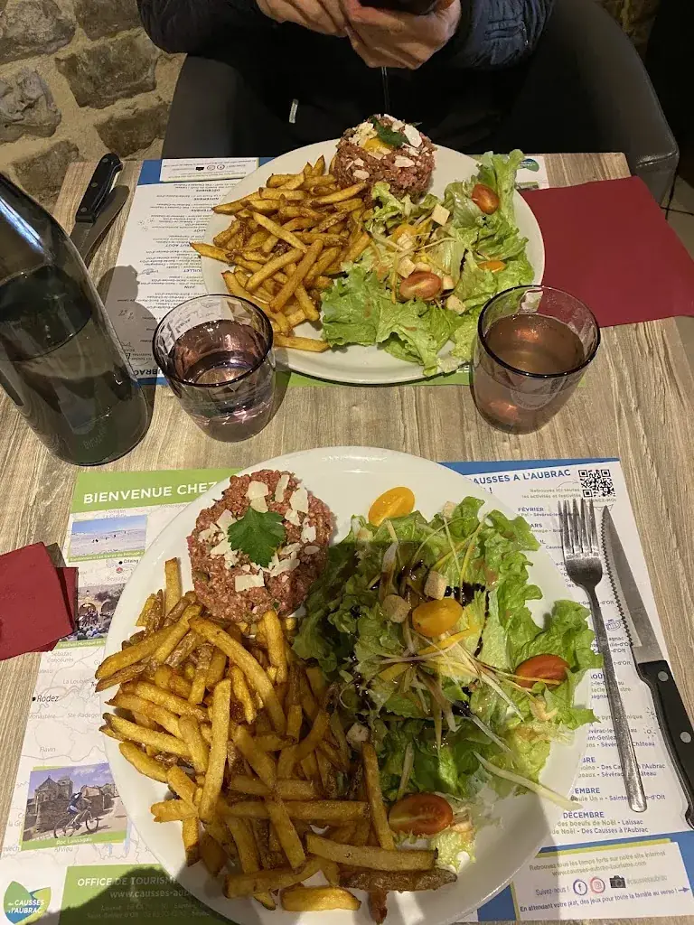 Lysie BRES_Les Douves_d'Aveyron_review