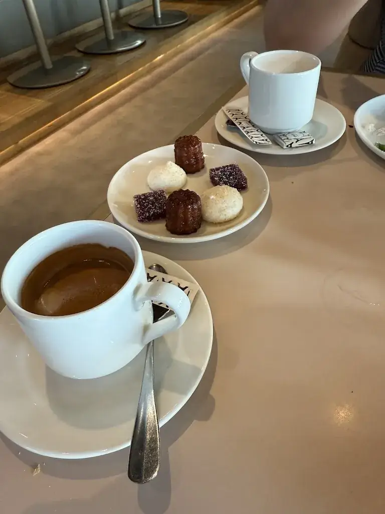 Jon_Madame Brasserie - Tour Eiffel_Paris_review