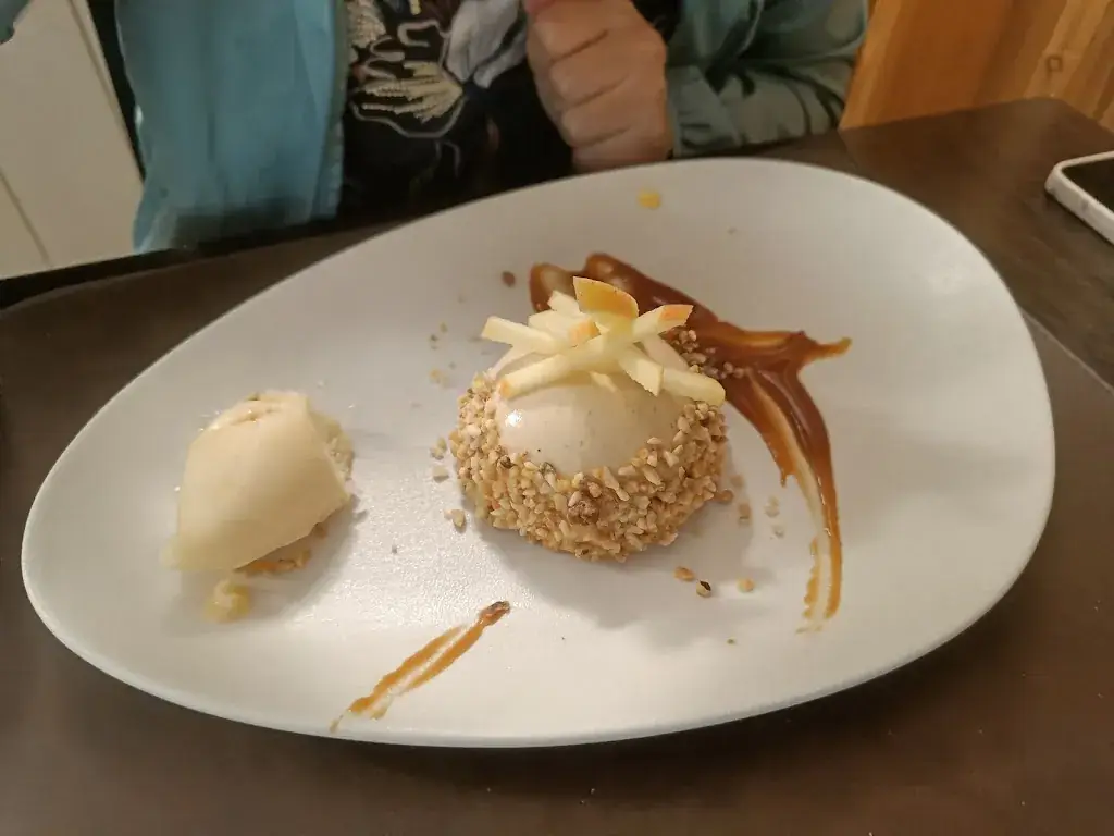 Benedikt Glatzl_Le Confidentiel_Menthon-Saint-Bernard_review