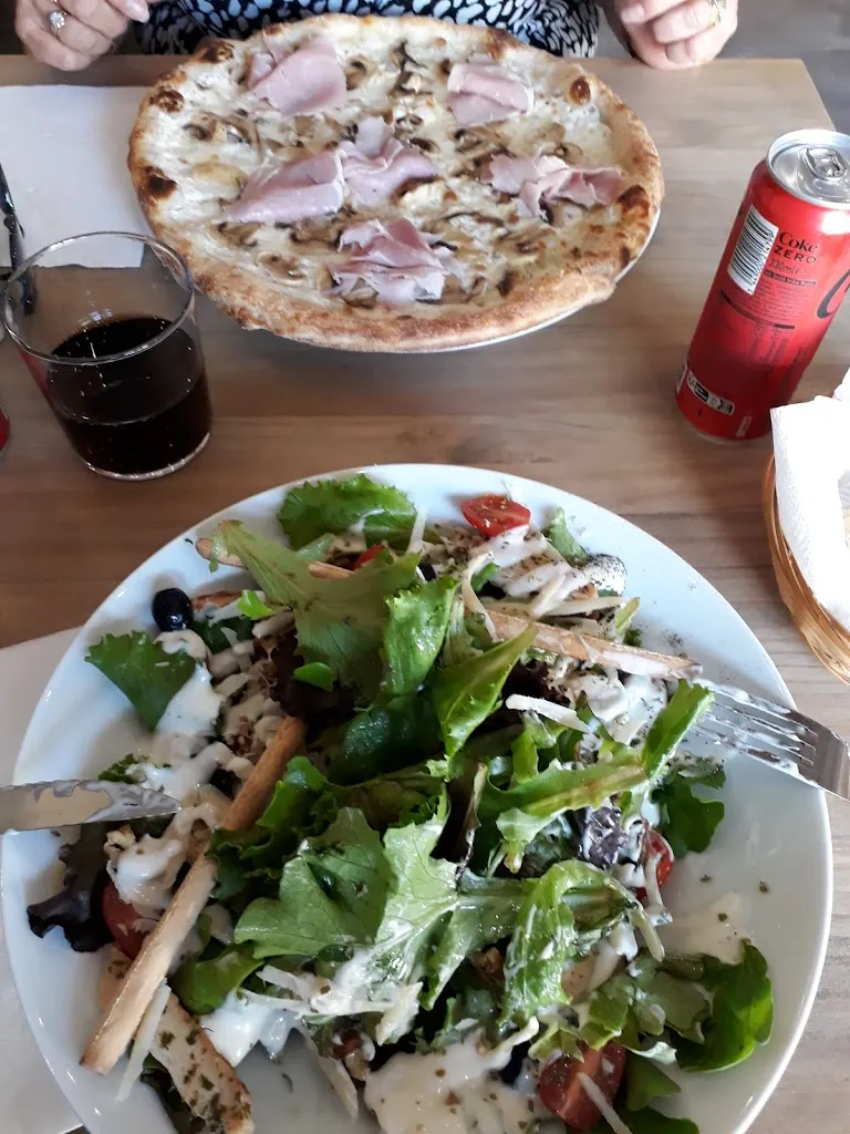 Rob Ashford_Bella pizza_Sommières_review