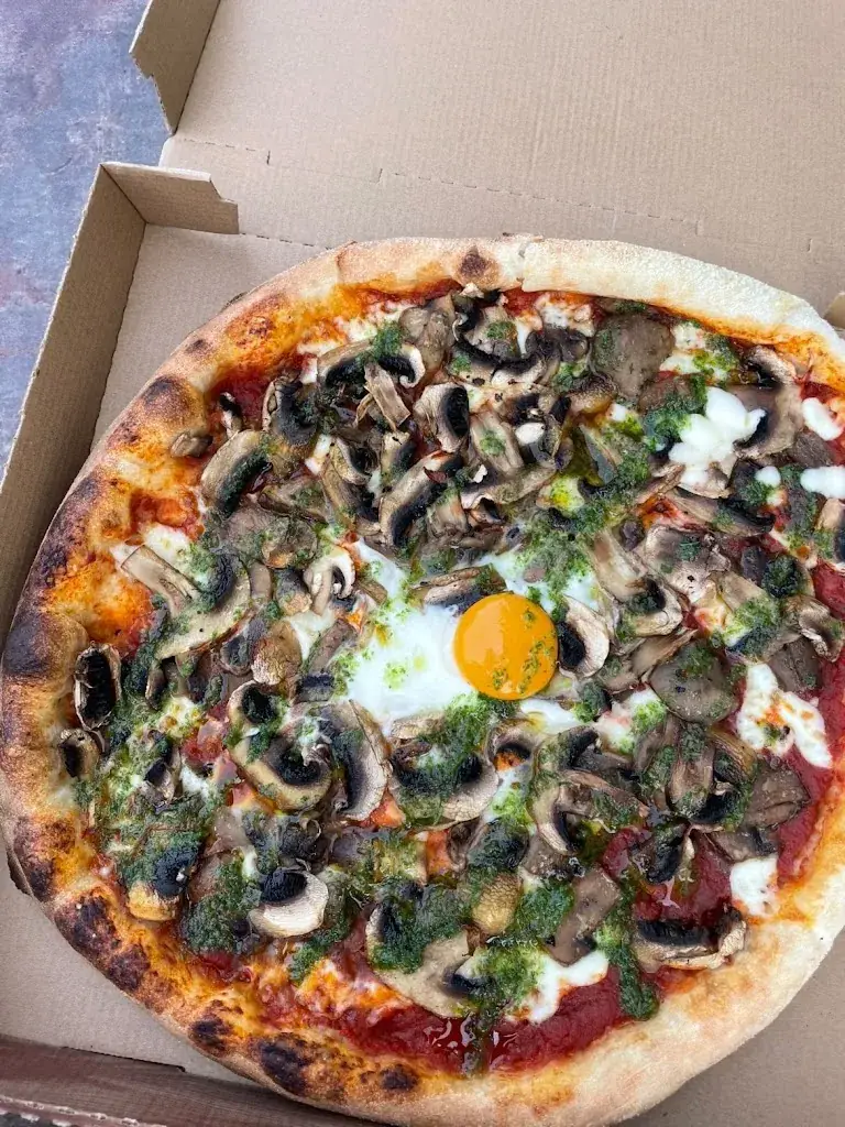 Sarah Lembarek_Pizza et… pas plus_Uchaud_review