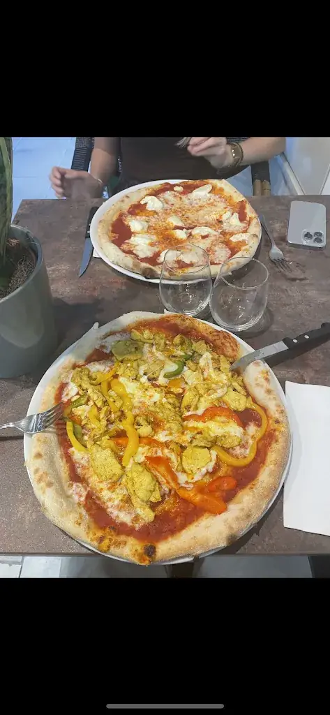 Carla Nouvel_Pizza et… pas plus_Uchaud_review