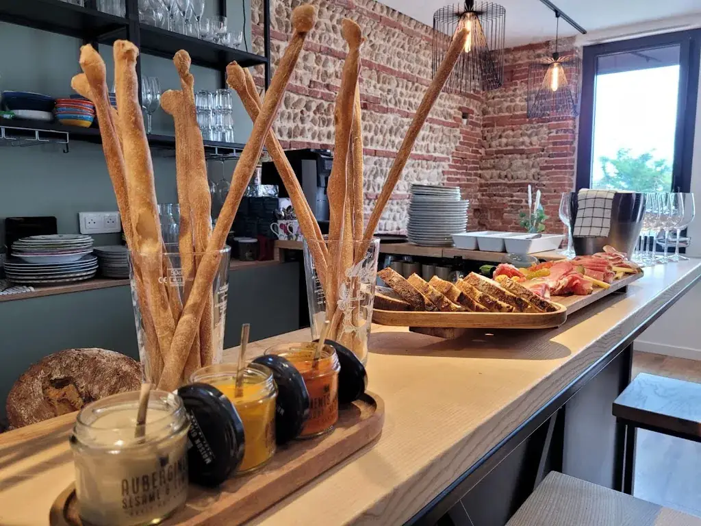 Cave carton rouge ristorante a Vacquiers