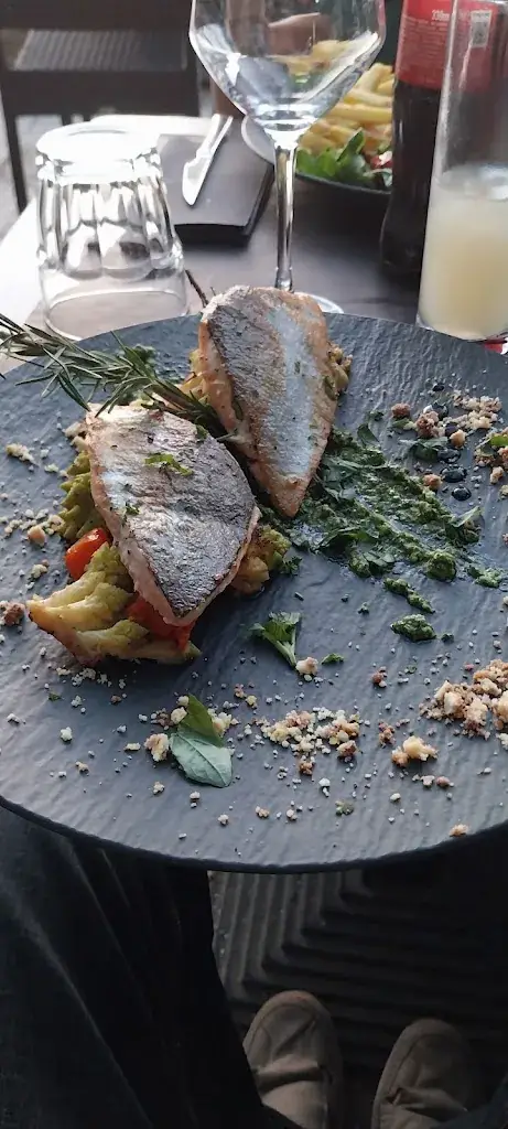 Jordane RJ_LA TERRASSE DU CHAMP DE MARS_Valence_review