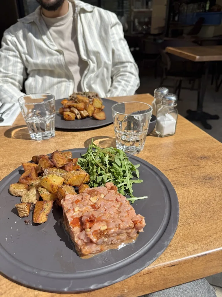 Emma Caschetta_Les Bons Vivants_Valence_review