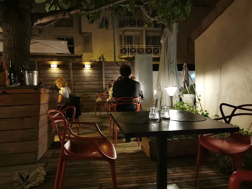 Le Bac à Traille restaurant in Valence