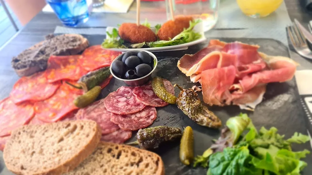 Peter Vos_Les Jours Heureux_Valras-Plage_review