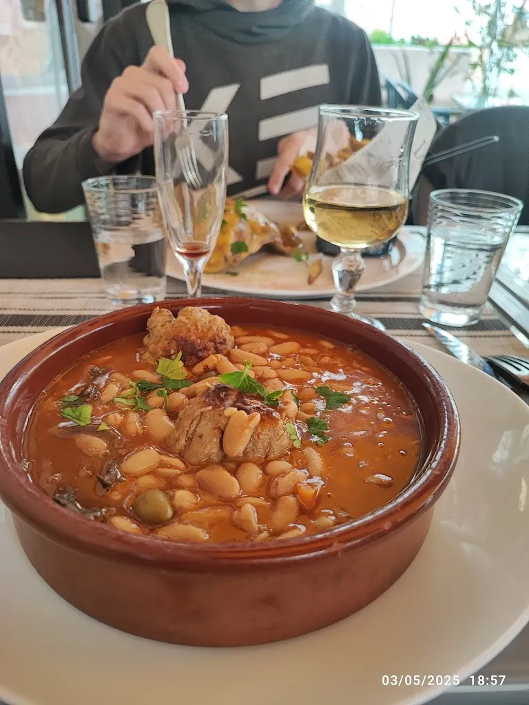 Bernadett Kalmar_LA TABLE DES AMIS_Vernet-les-Bains_recensione