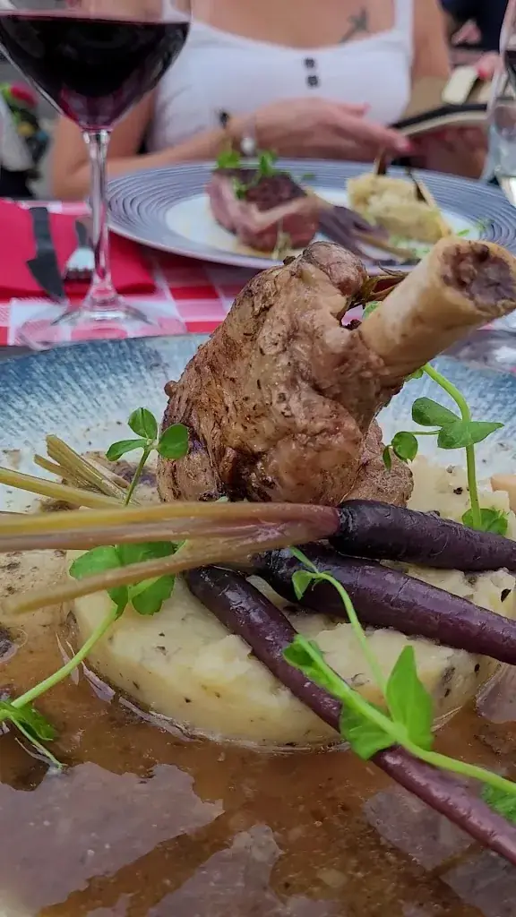 La remise à Christian Maître Restaurateur_Vias_slider_image_2