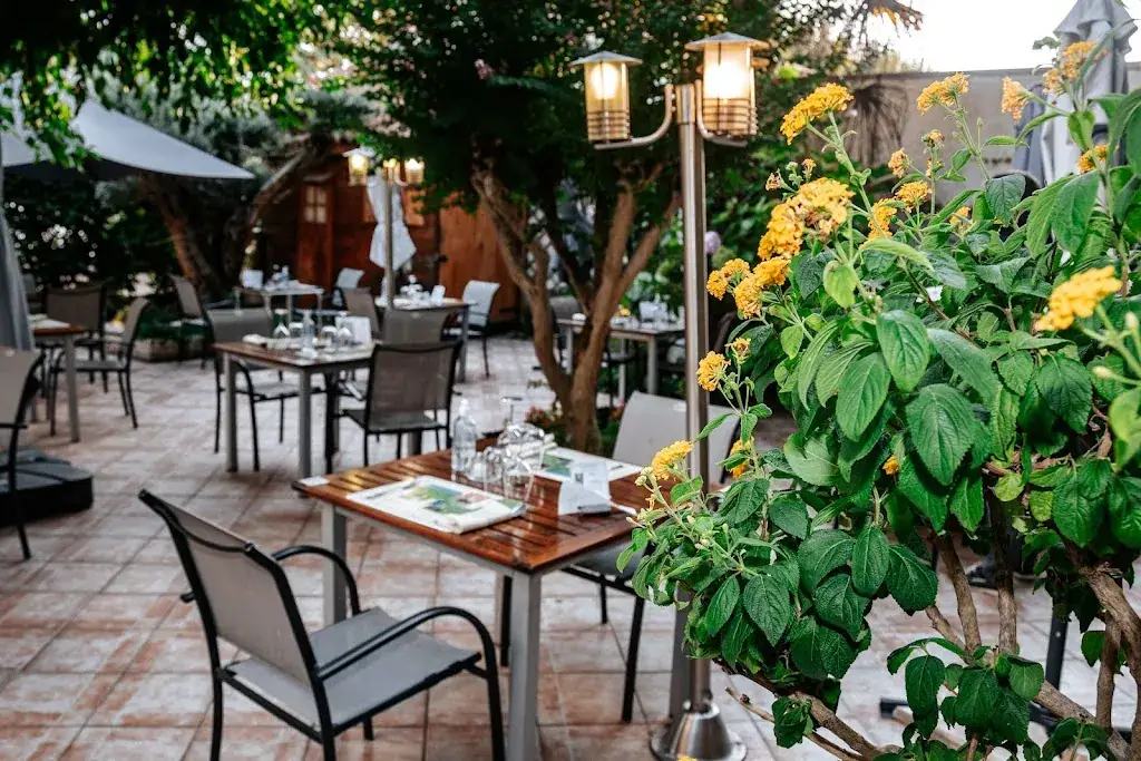 Hôtel Restaurant Le Tivoli Restaurant in Vic-en-Bigorre