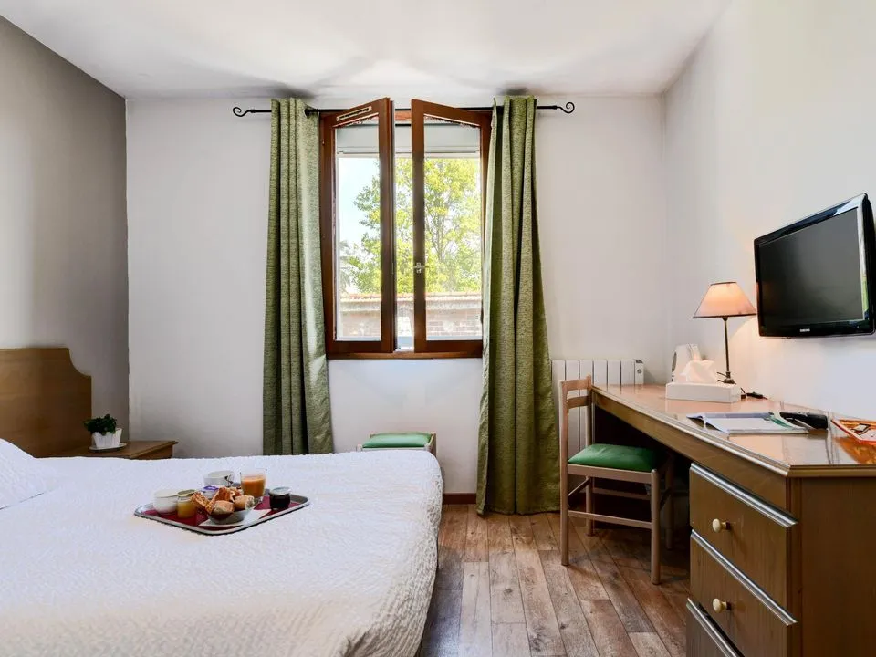 Logis Hôtel l'Hôtellerie la Cuisinerie le Réverbère Restaurant in Vic-en-Bigorre