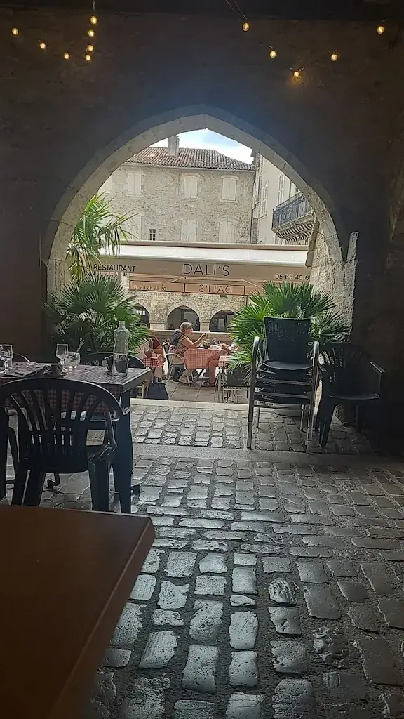 Sacha de Laporte_Dali'S_Villefranche-de-Rouergue_review