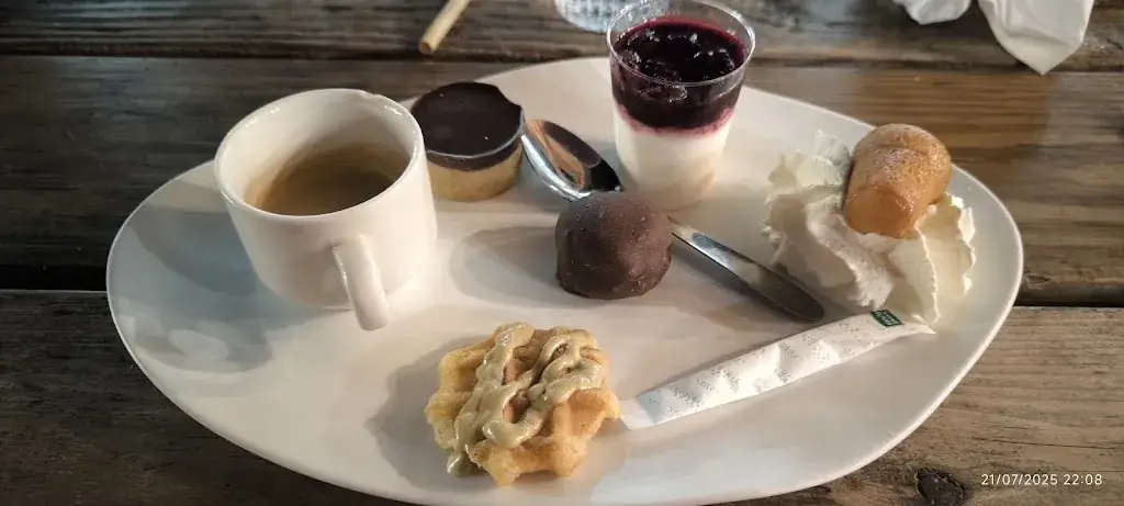 Chez Pierrot_Vinassan_slider_image_3