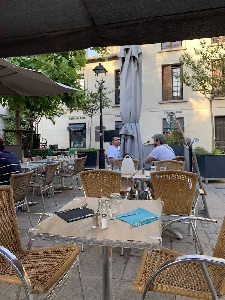 Chloe Isabella Tsang_La Salamandre_Villeneuve-lès-Avignon_recensione