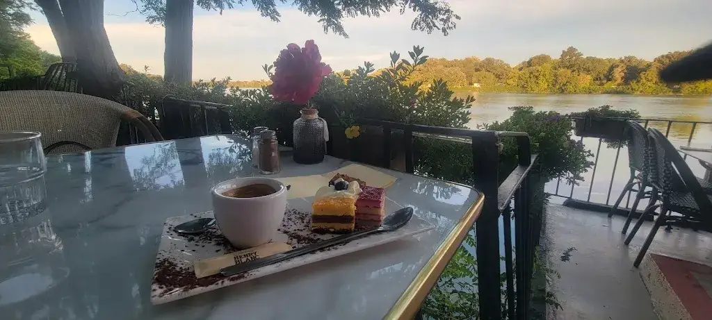 syrine abdelkhalek_La Guinguette Du Vieux Moulin - Restaurant Villeneuve-Lès-Avignon_Villeneuve-lès-Avignon_review