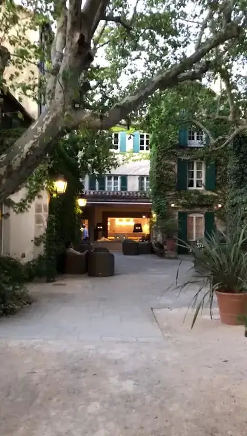 Hôtel Le Prieuré Baumanière 5 étoiles Relais & Châteaux restaurant à Villeneuve-lès-Avignon