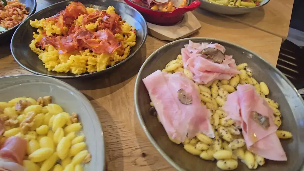 Jordan Tomas - Pizza Mamamia Mions_Mions_slider_image_2