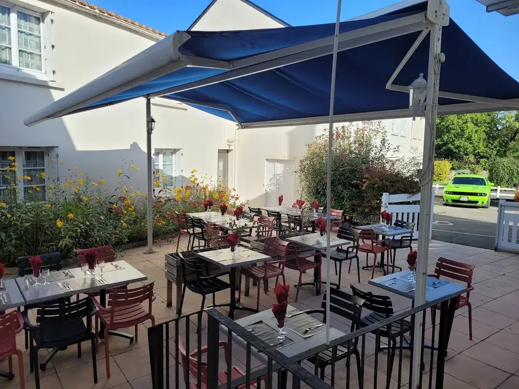 Hôtel Restaurant Le Saint Benoist ristorante a Aizenay