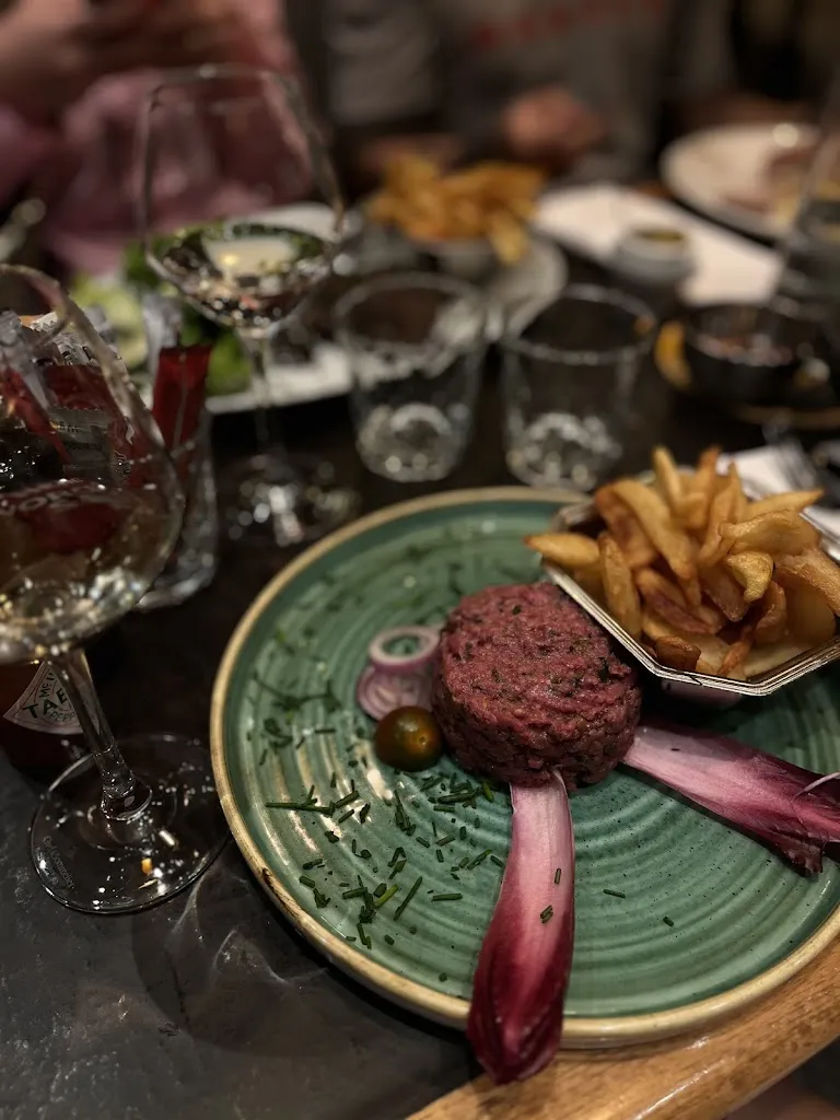 Dra Laura Morais_𝐋𝐚 𝐓𝐚𝐯𝐞𝐫𝐧𝐞 𝑇𝑎𝑏𝑙𝑒 𝑑𝑒 𝐶𝑎𝑟𝑎𝑐𝑡è𝑟𝑒 𝐌𝐞𝐭𝐳_Metz_review