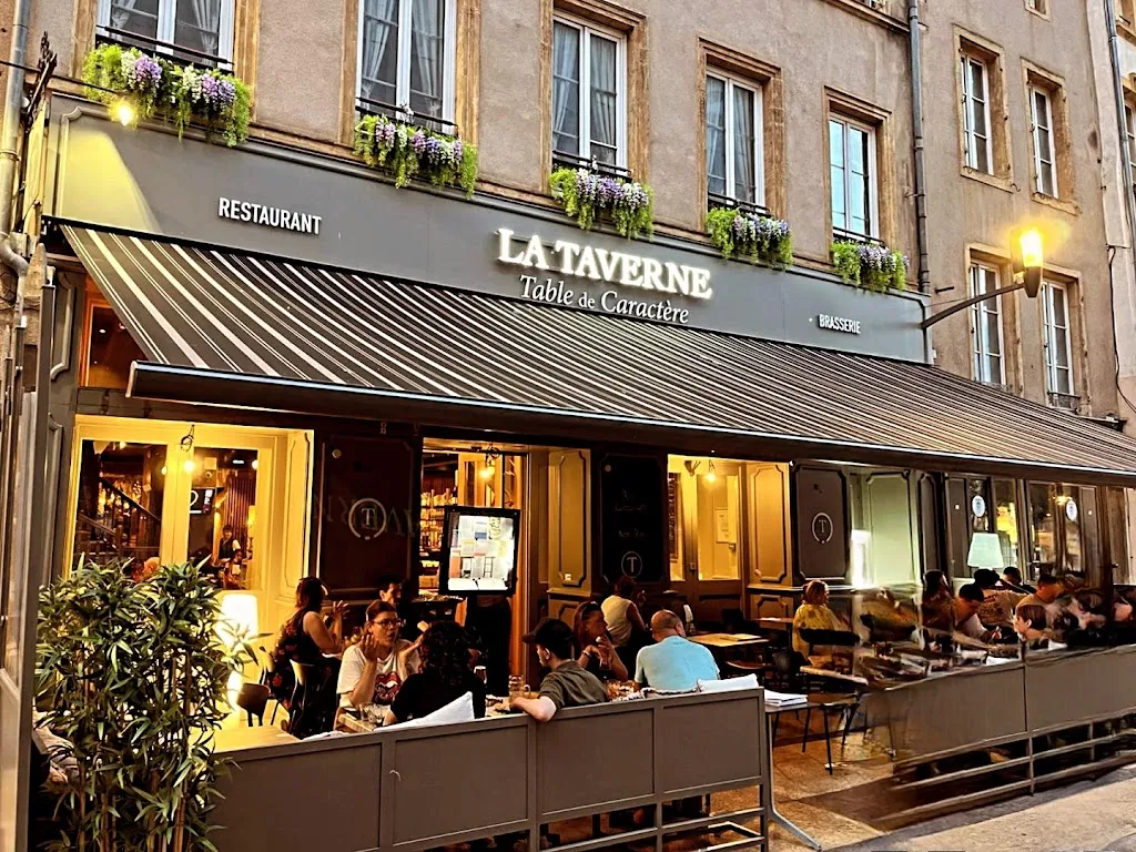 𝐋𝐚 𝐓𝐚𝐯𝐞𝐫𝐧𝐞 𝑇𝑎𝑏𝑙𝑒 𝑑𝑒 𝐶𝑎𝑟𝑎𝑐𝑡è𝑟𝑒 𝐌𝐞𝐭𝐳_Metz_slider_image_1