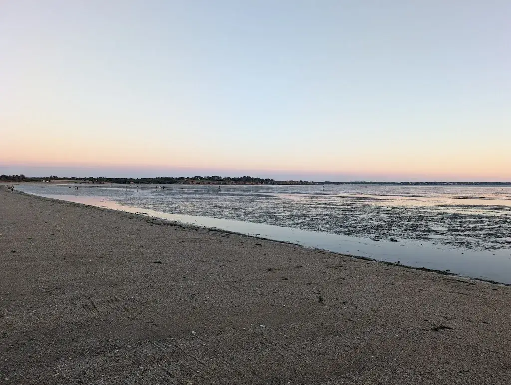 Alexandre Delpierre_L’AMOUR À LA PLAGE_Assérac_review
