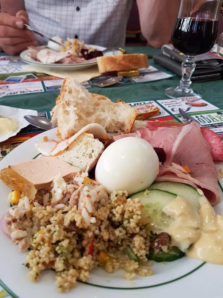 Café de la Place restaurant in Avessac