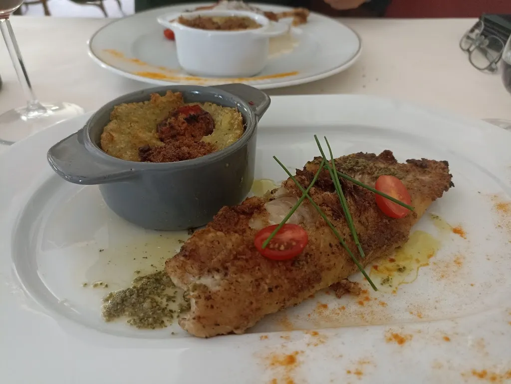 Hôtel** La Fontaine Hôtel - restaurant restaurant in Aubigny-sur-Nère