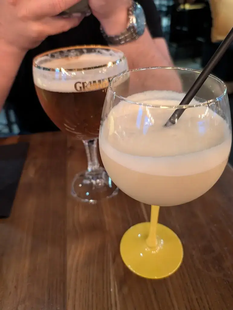 Clare McElearney_Le Poisson Rouge_Pornic_review