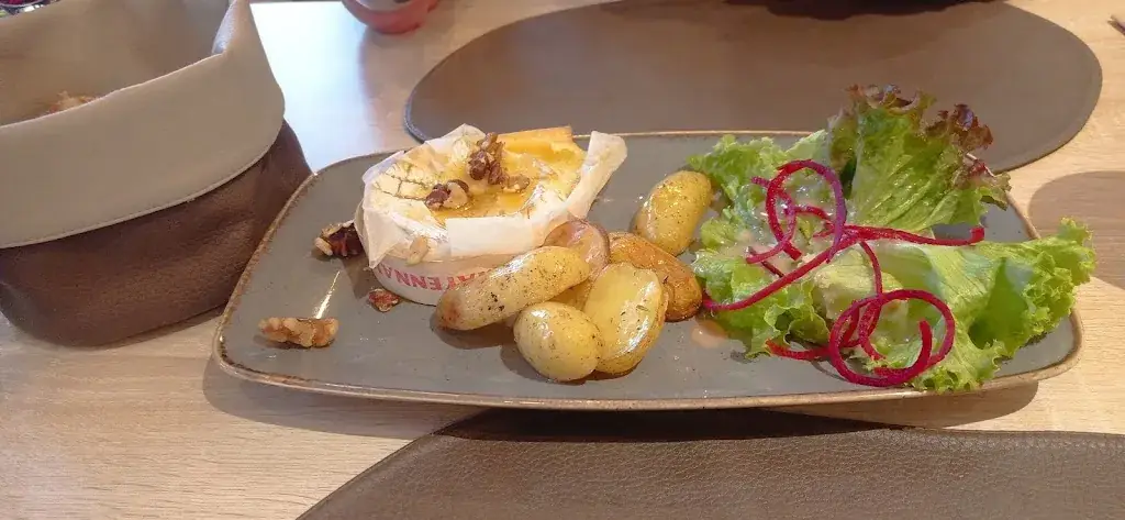 Jason Harvey_La Croix Cadeau - Brasserie_Avrillé_review