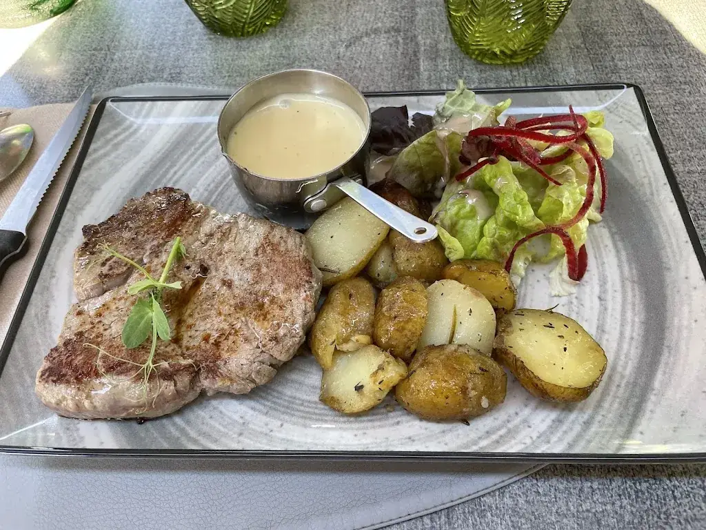 Michael Torbit_La Croix Cadeau - Brasserie_Avrillé_review