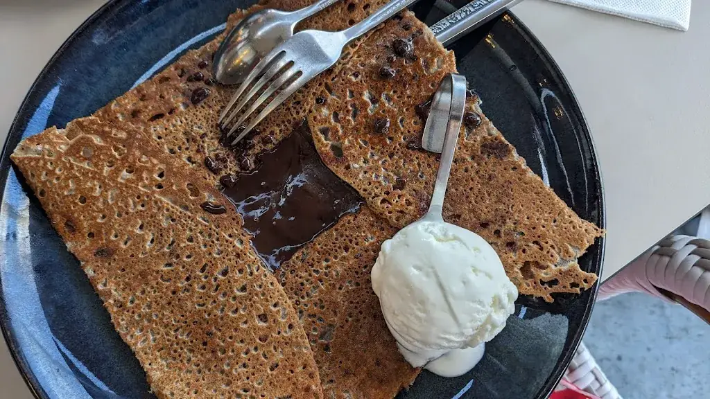 Roselyne Lavalley_Les 3 Matelots_Croisic_review