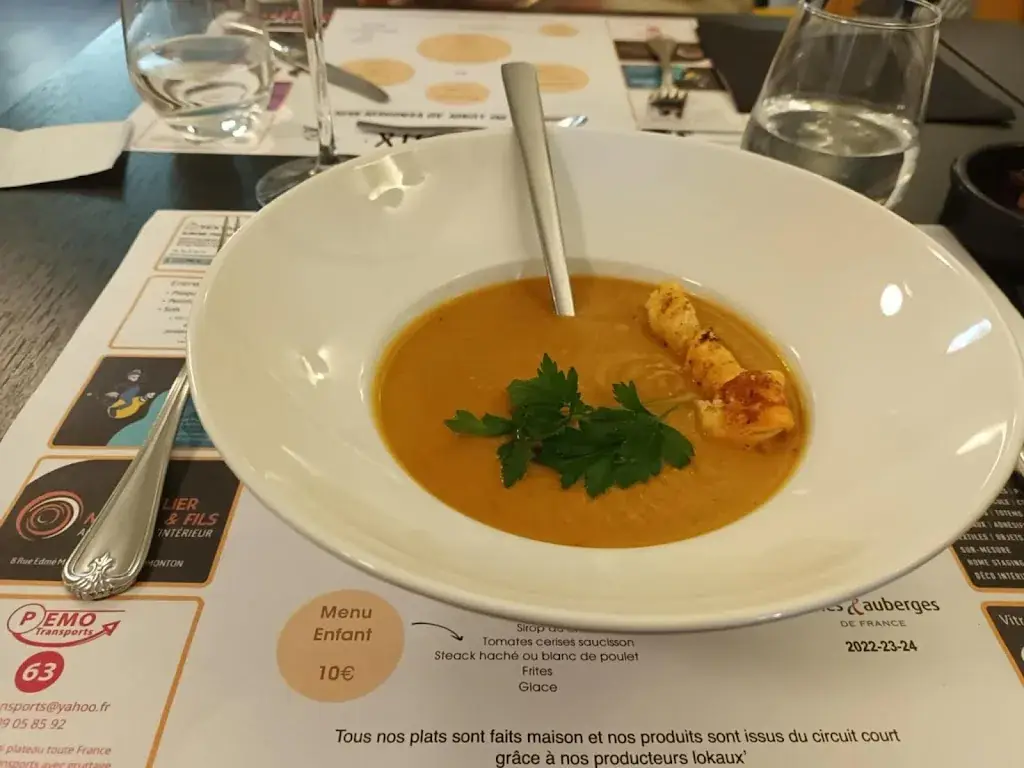 Isabelle Clark_Les Lokaux, bar restaurant_Martres-de-Veyre_recensione