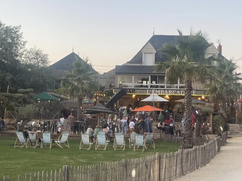 Gabriel Isorez Devienne_L'Embarcadère_Ménitré_review